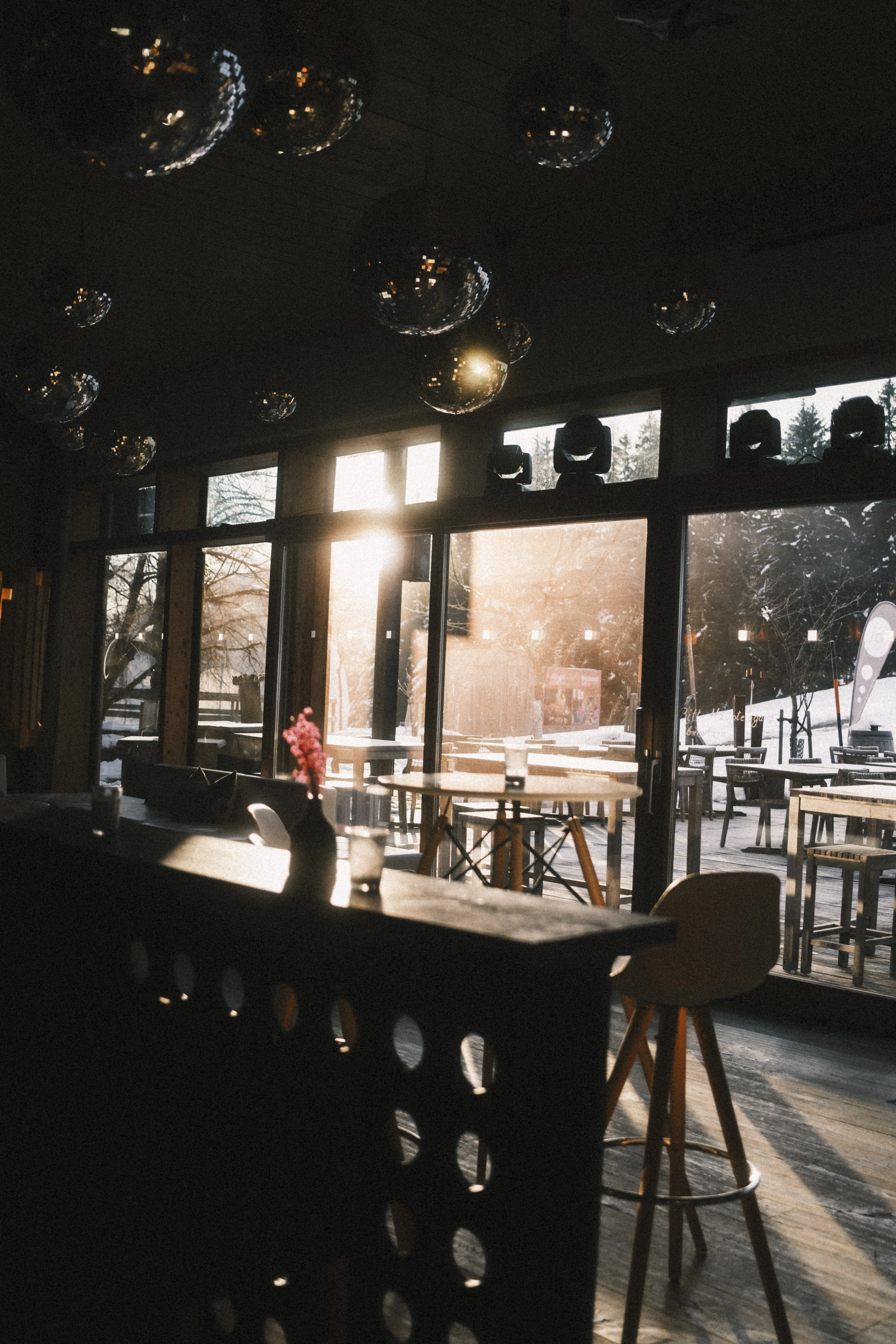 Helles Café im Holzhotel Forsthofalm mit Blick ins Freie