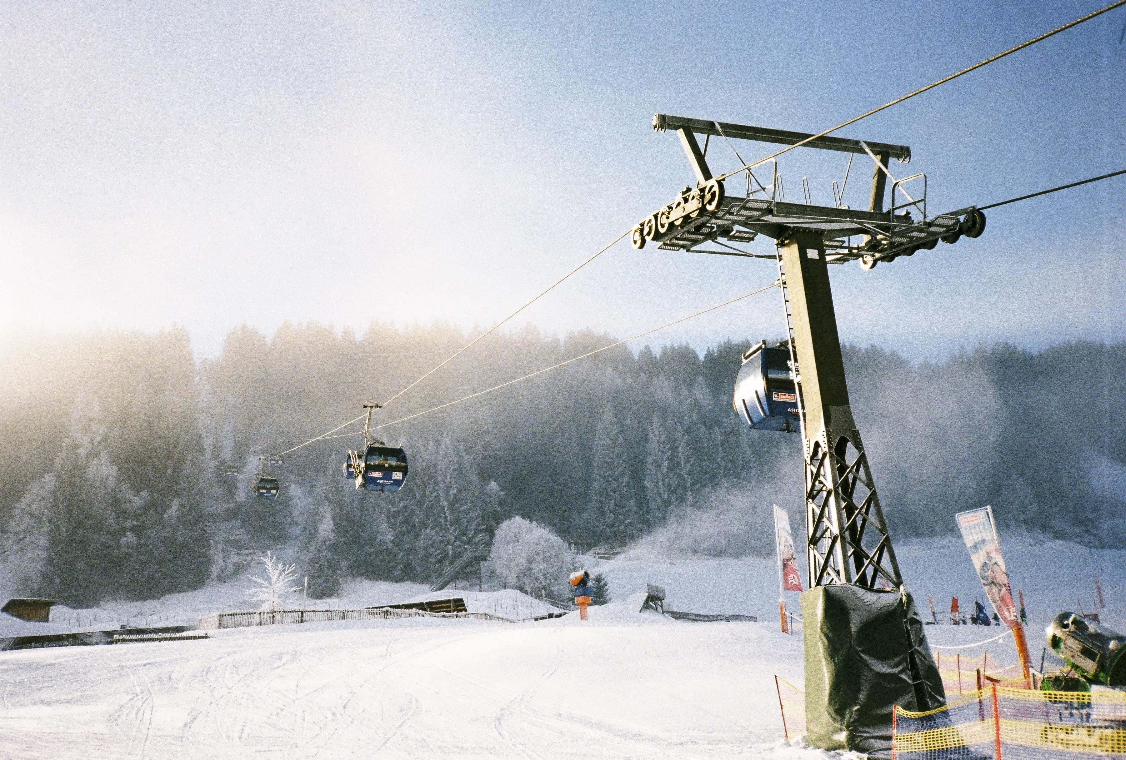 Seilbahn in der verschneiten Landschaft von Leogang