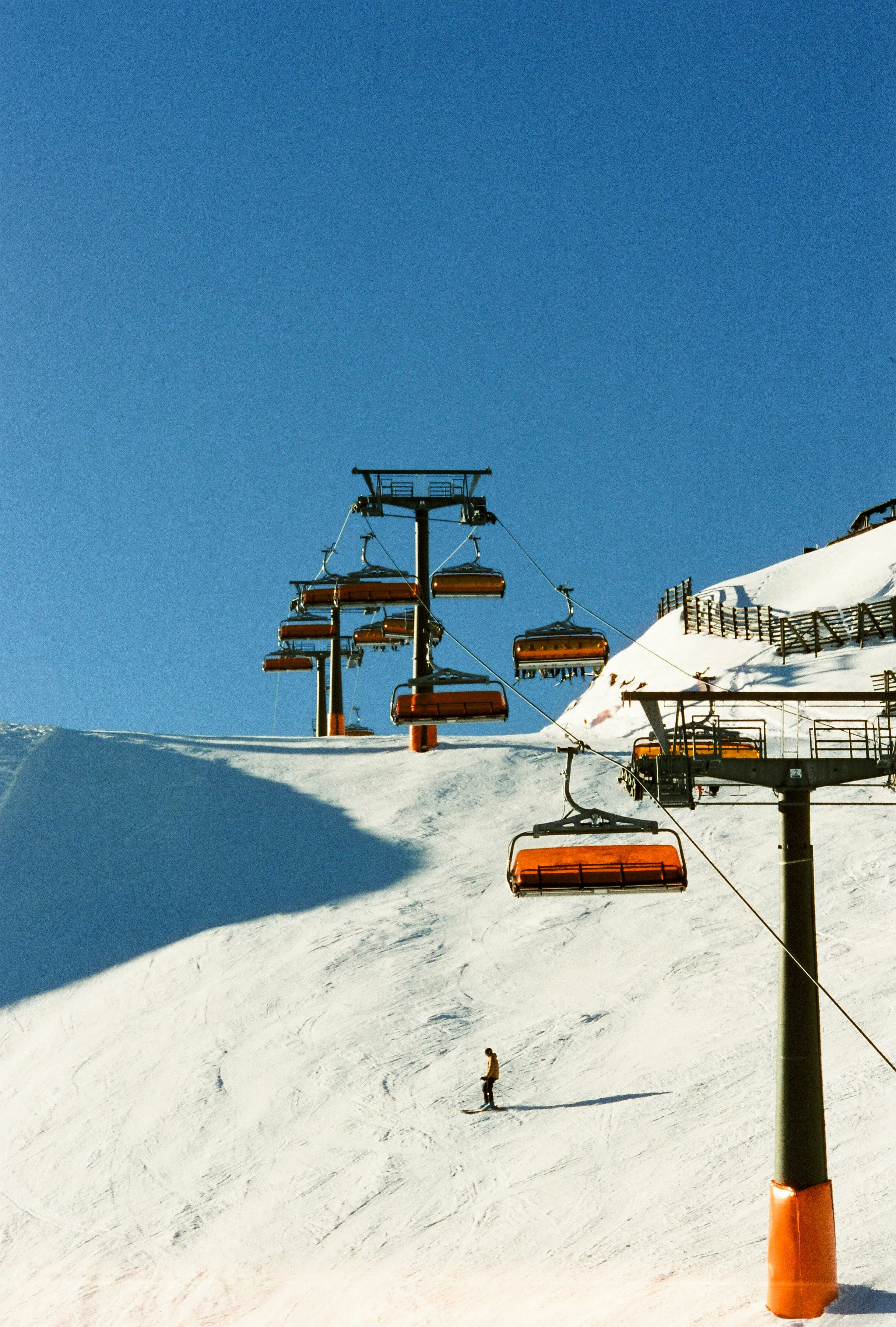 Lifte in Leogang mit schneebedecktem Hang