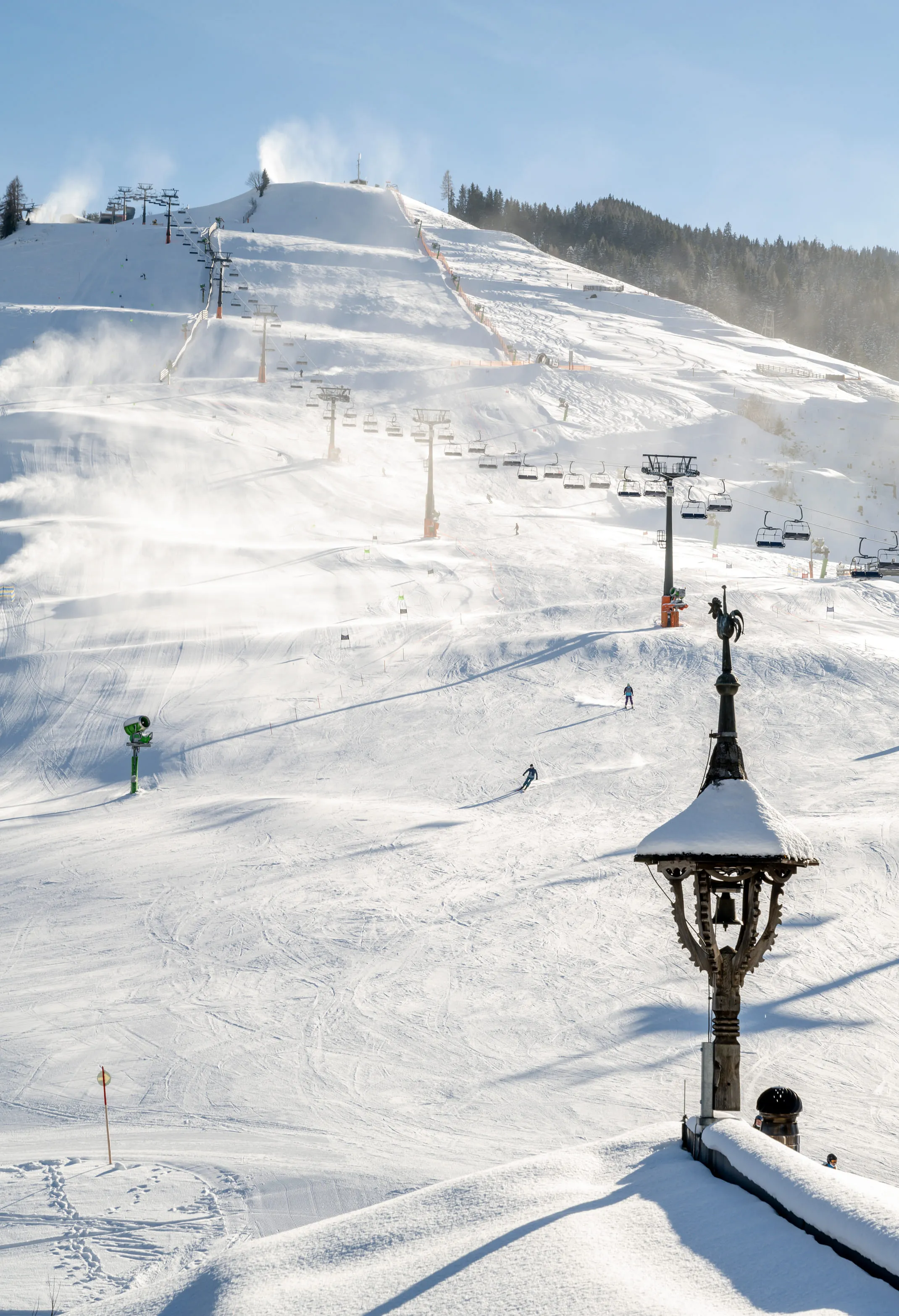 Skigebiet in Leogang mit Schnee und Sesselliften