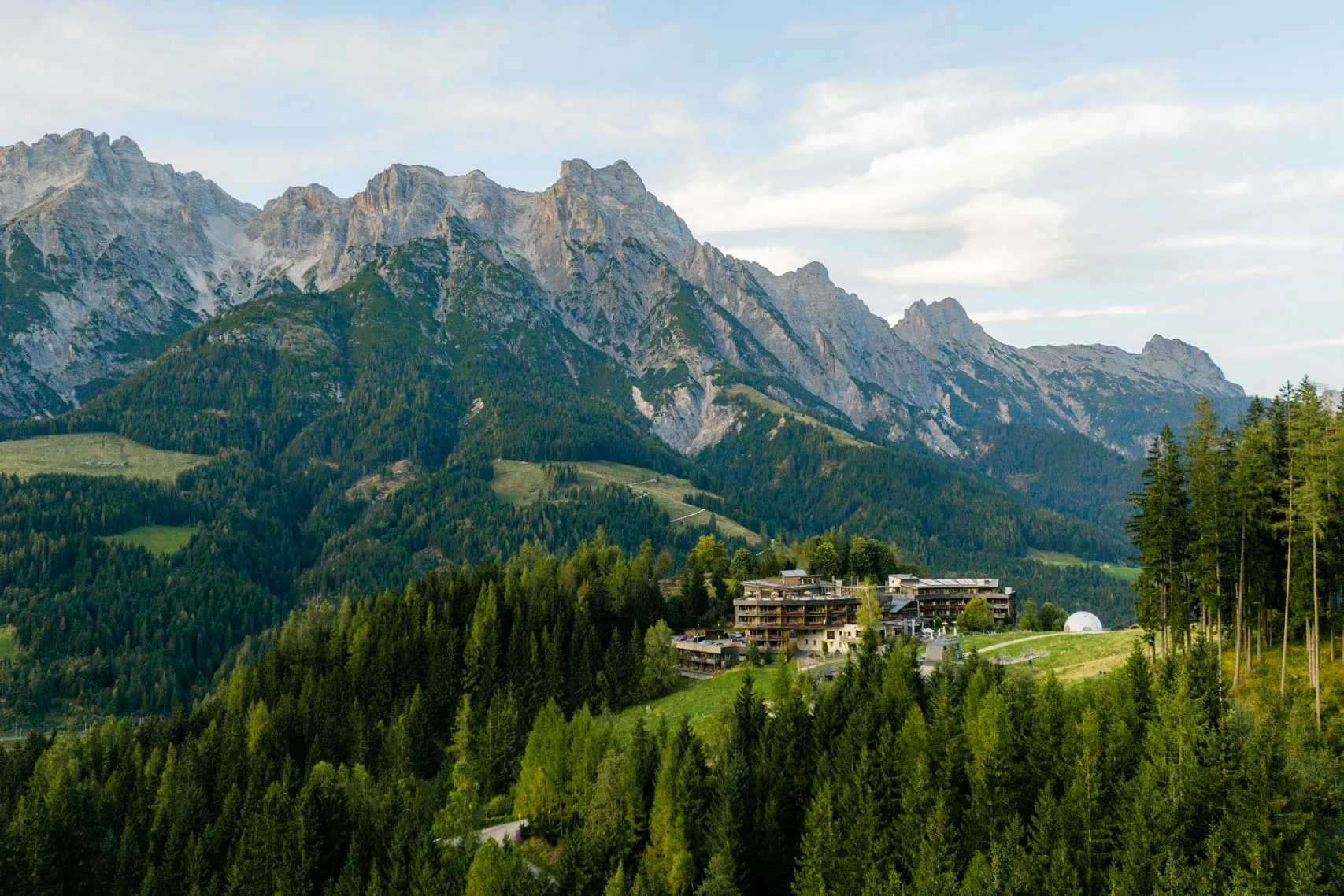 Holzhotel Forsthofalm in Leogang, umgeben von Bergen und Wäldern