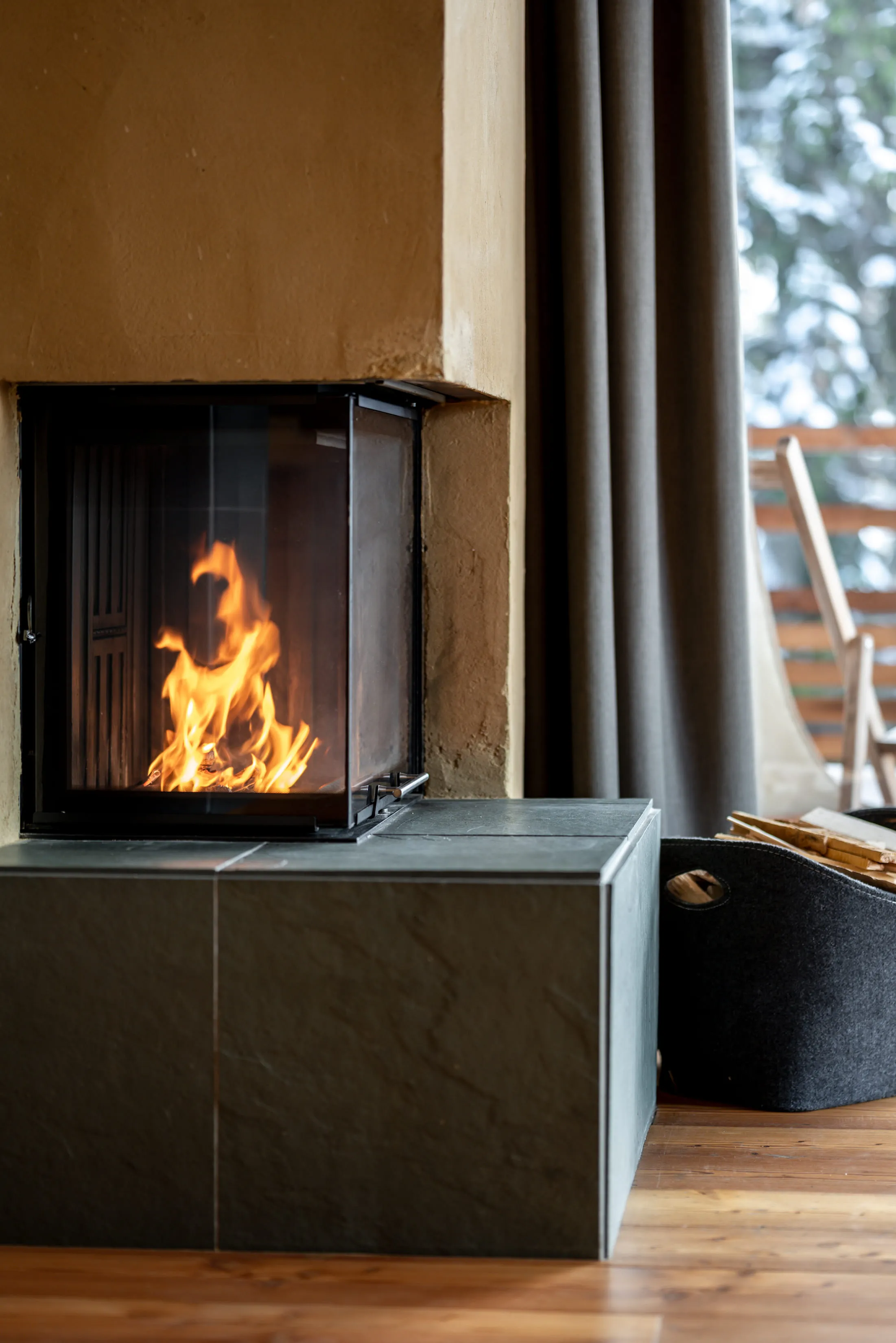 Gemütlicher Kamin mit Flammen in Holzhotel Forsthofalm, Leogang