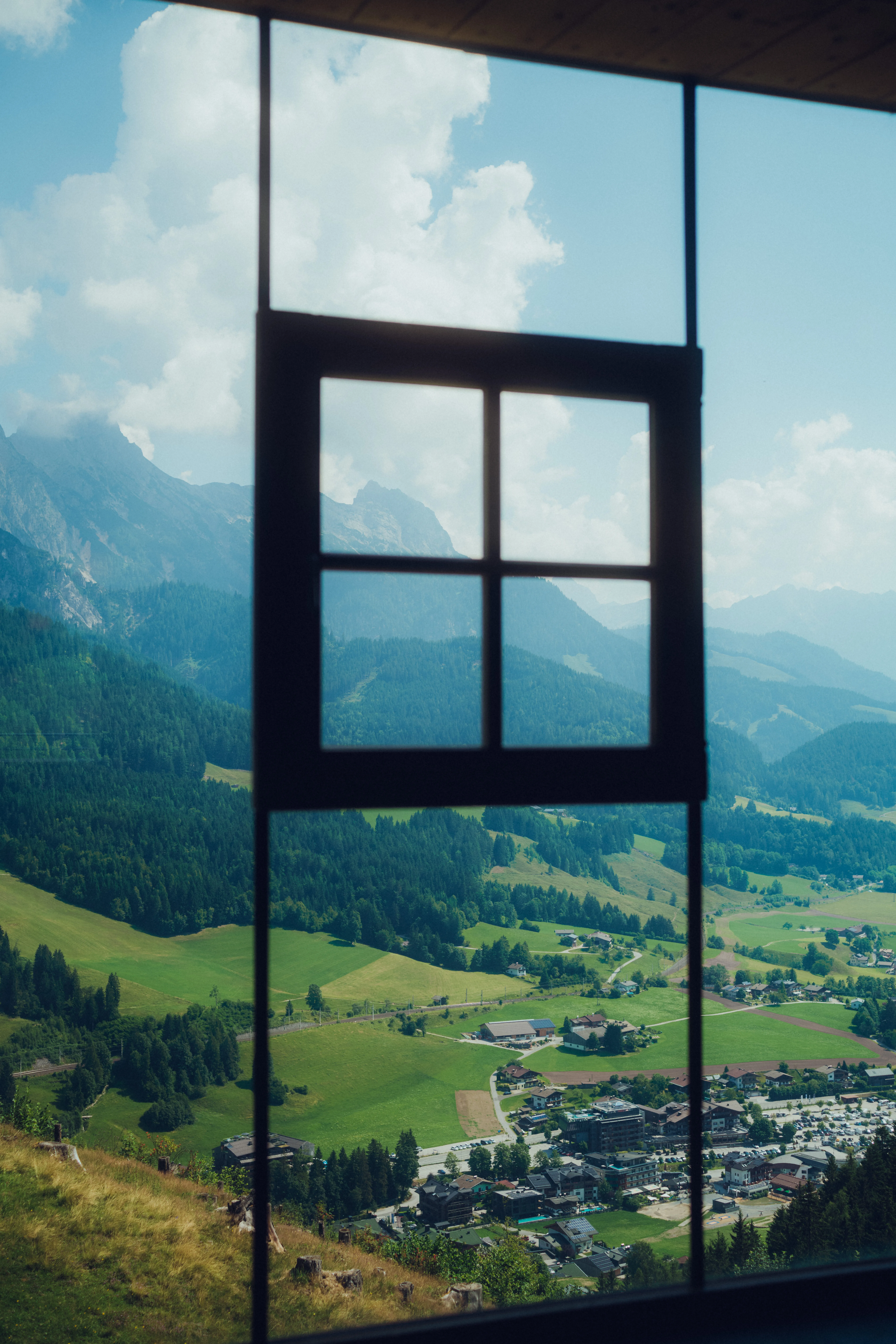 Blick auf das Tal durch ein großes Fenster