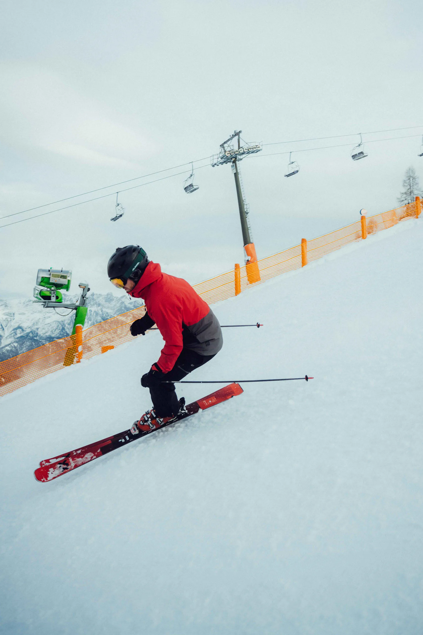 Skifahrer in Leogang, Winterlandschaft mit Sessellift