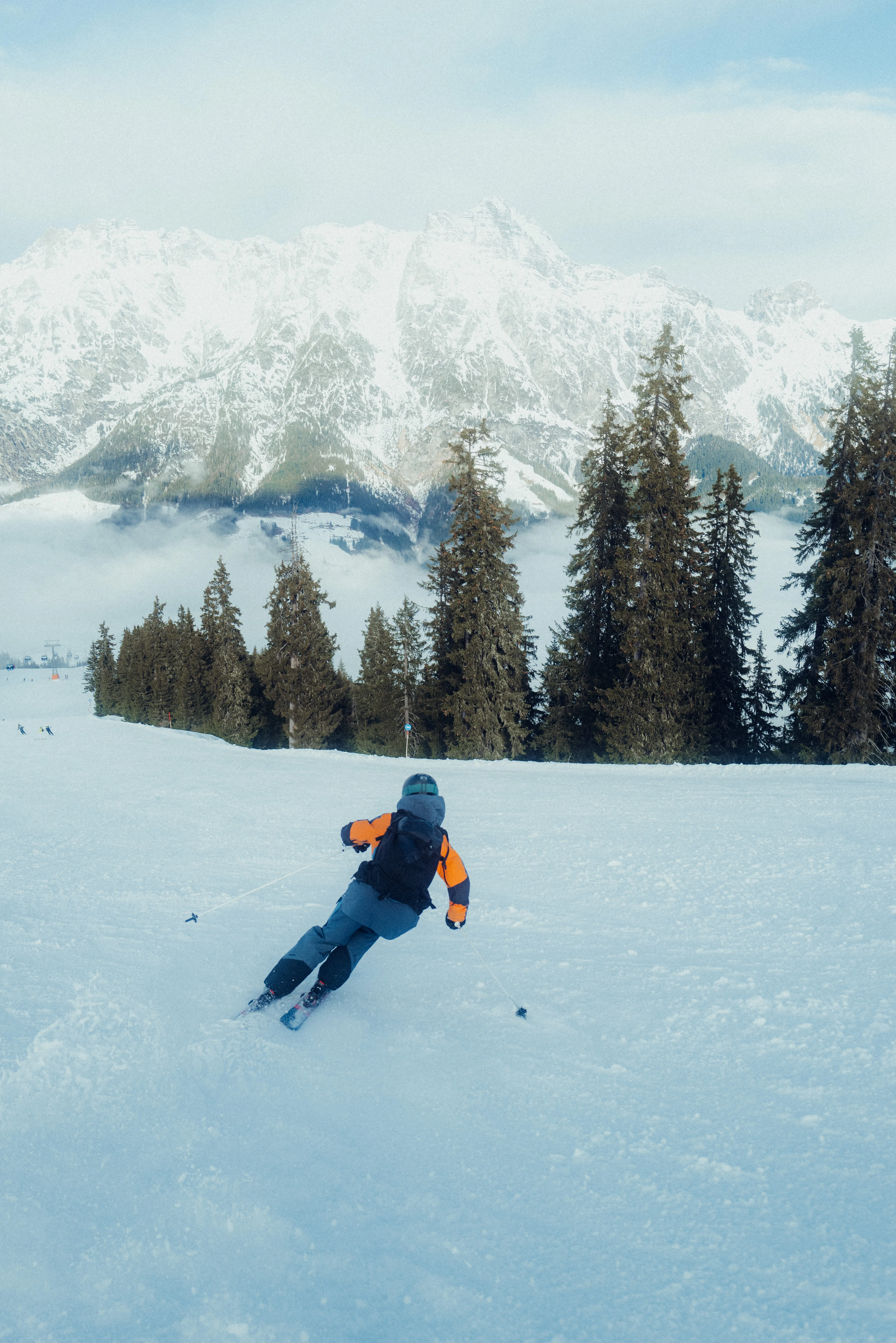 Skifahrer in den Bergen von Leogang mit Schnee und Bäumen