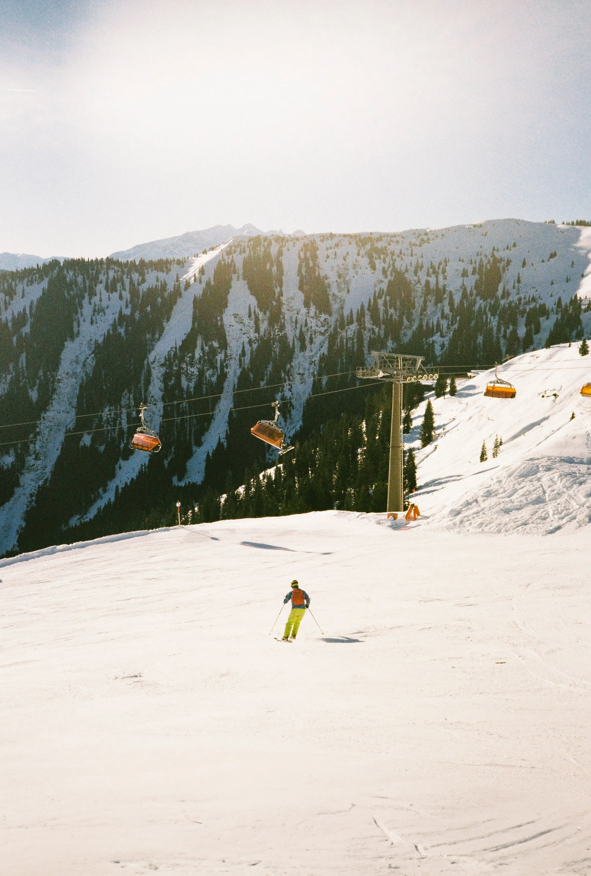 Skifahrer auf den Pisten von Holzhotel Forsthofalm