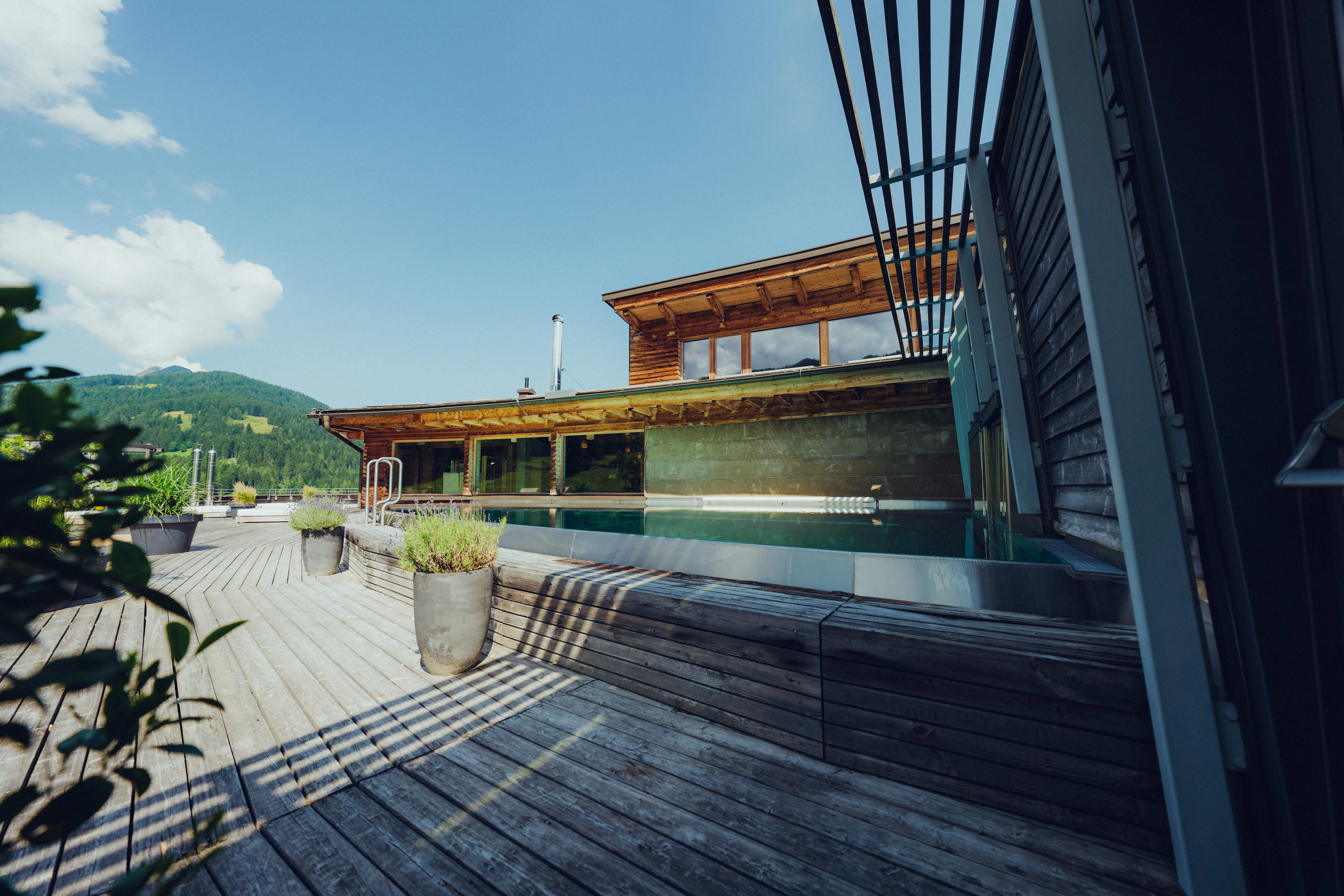 Moderne Spa-Terrasse mit Pool und Bergblick