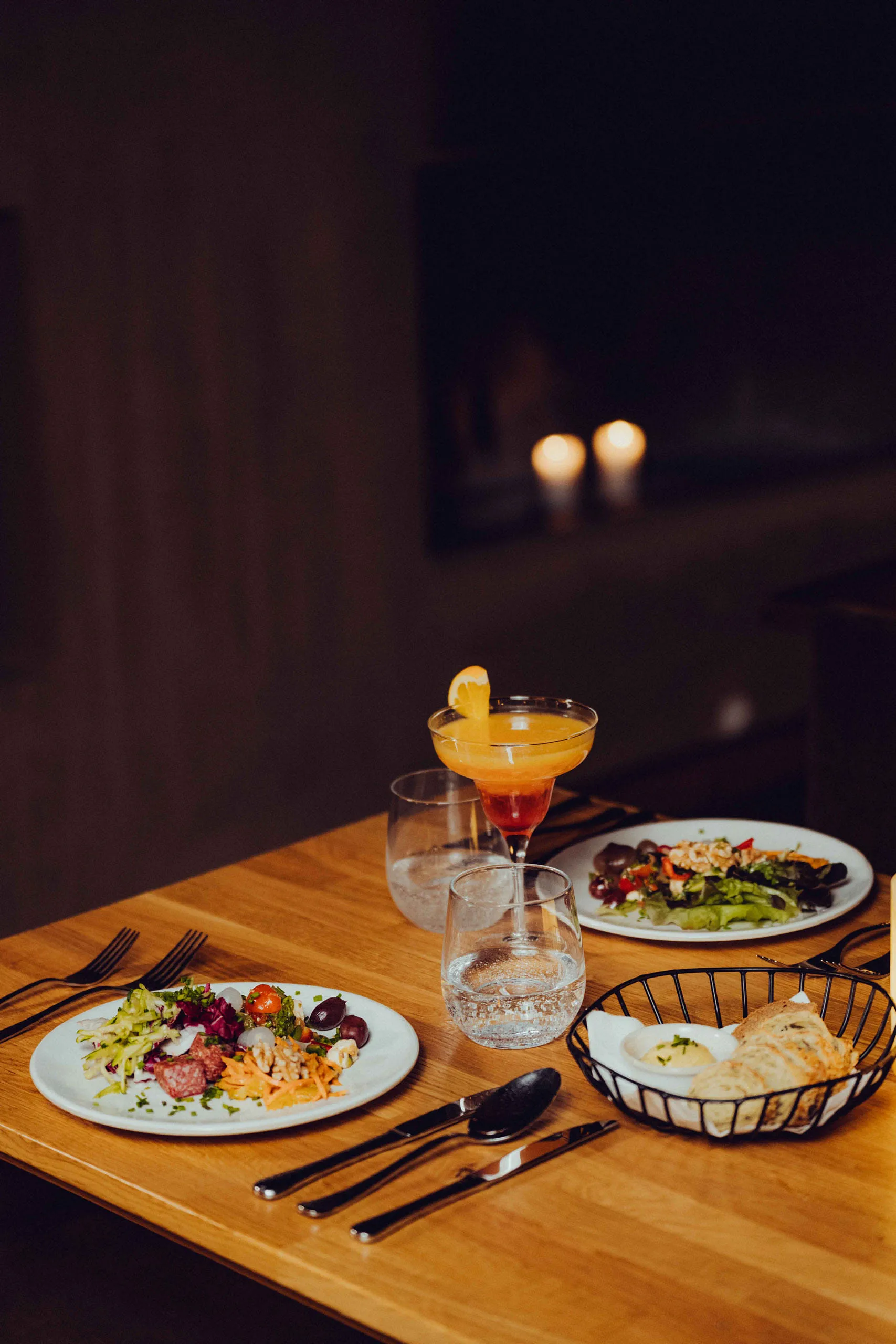 Tisch mit Gerichten im Holzhotel Forsthofalm