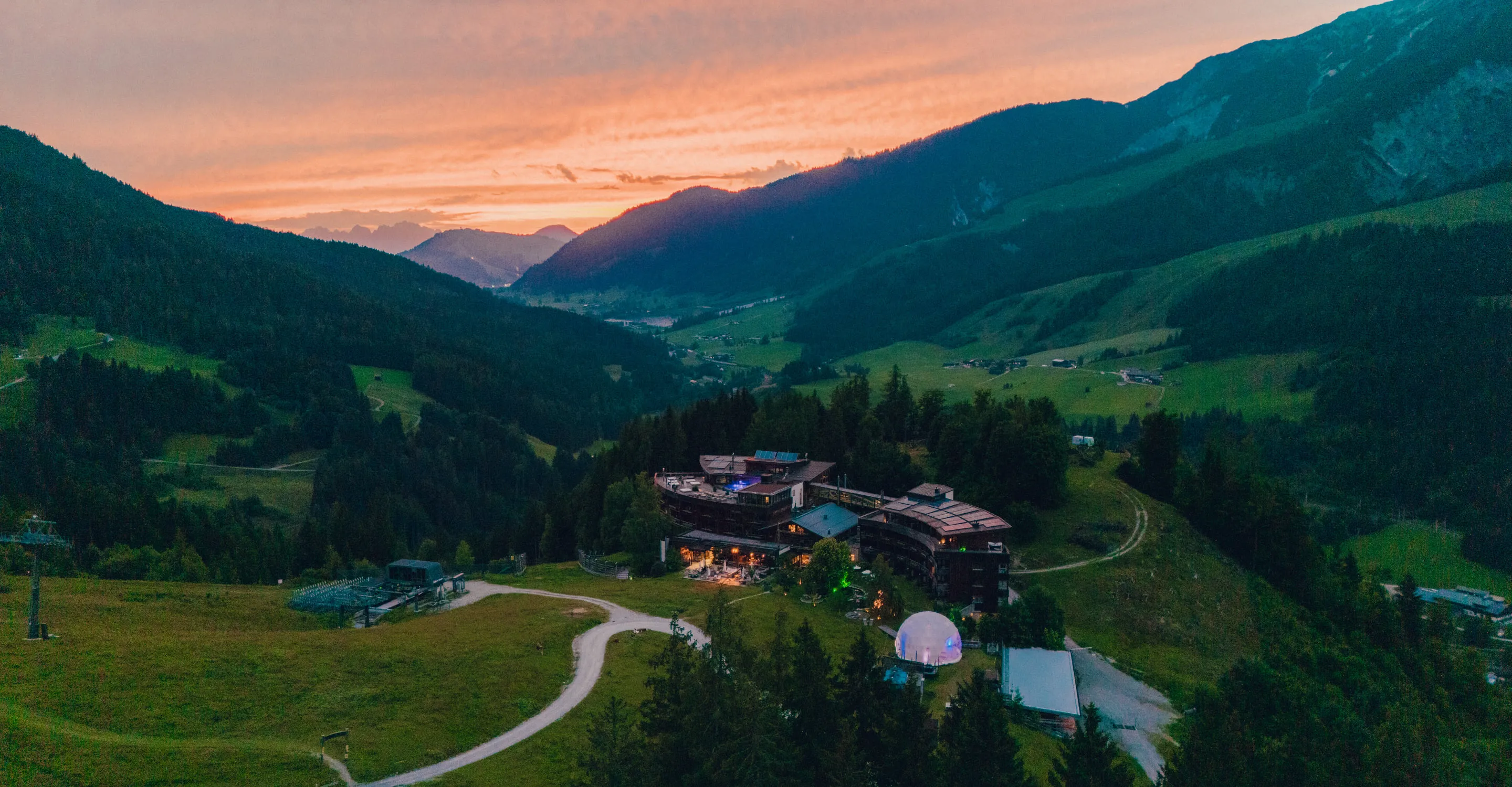 Panoramablick auf Lage 14 bei Sonnenuntergang
