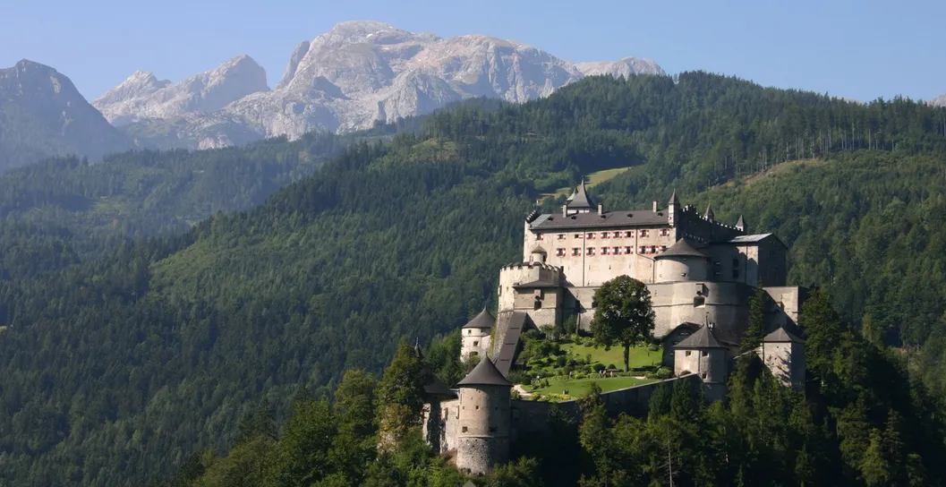 Burg Tanneck umgeben von Bergen und Wäldern