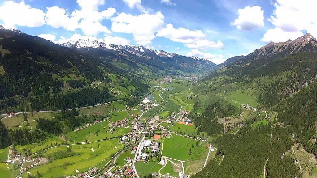 Luftaufnahme von Bad Gastein mit Bergen und grünen Tälern.