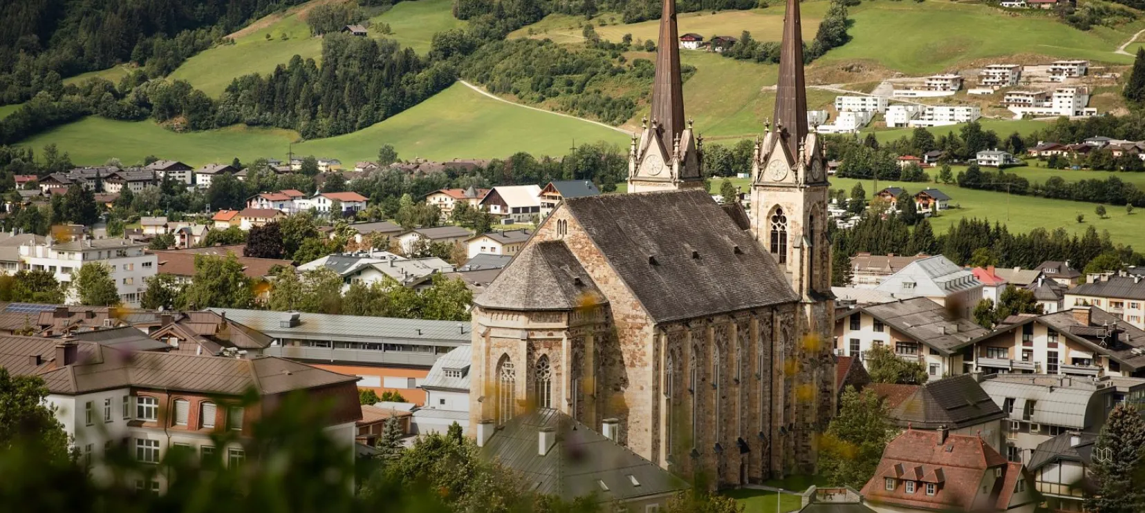 Panoramaansicht von St. Johann mit Kirche und umliegenden Bergen