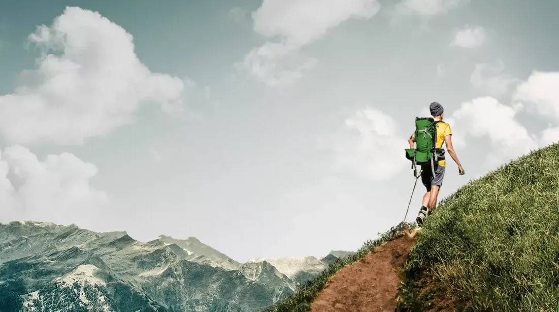 Wanderer auf einem Pfad in den Berchtesgadener Alpen